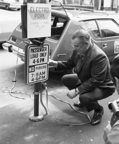 myrmekochoria - Mężczyzna ładuje swój samochód (AMC Gremlin), Seattle 1973. 

#star...