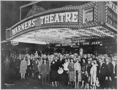 myrmekochoria - Widzowie pozują do fotografii podczas premiery filmu "Don Juan", 1926...