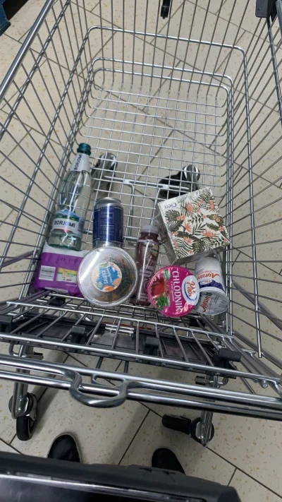 m.....y - Dlaczego jak robię takie zakupy to ludzie w #lidl patrza na mnie jak na idi...