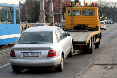 szkorbutny - @H4RRI3R: wyrzuć do śmieci bo nie wiesz kto przeparkował twoje auto (✌ ﾟ...