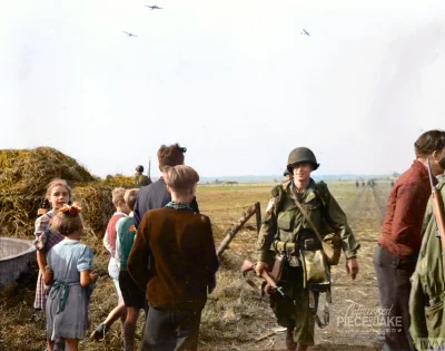 wojna - Holenderskie dzieci witają spadochroniarzy z 506. Pułku Piechoty Spadochronow...