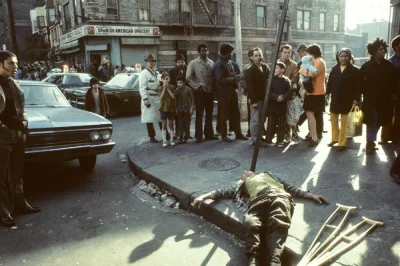 myrmekochoria - Nieprzytomny pijak leżący na chodniku, Nowy Jork lata 70. XX wieku. P...