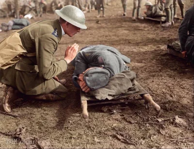 wojna - Brytyjski kapelan odmawiający modlitwę za umierającego Niemieckiego żołnierza...
