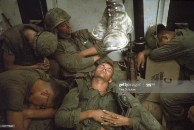 SirGodber - #vietnamwar
Znużeni amerykańscy marines z 7. pułku zasypiają w amtraku po...