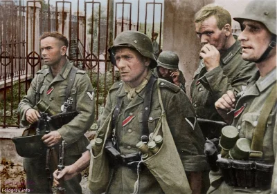 wojna - Niemieccy żołnierze z 17. Armii powracający po ciężkich walkach ulicznych w m...