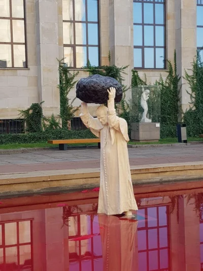 saakaszi - Kolejny pomnik papaja stanął w Warszawie, jak myślicie w kogo rzuca tym ka...