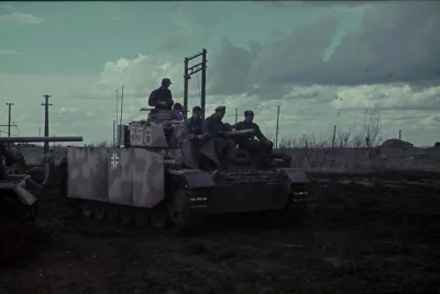wojna - Załoga niemieckiego czołgu Panzer III Ausf.M No. 556 z 1. Dywizji Pancernej S...