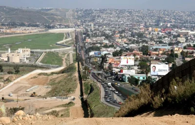 BozenaMal - Granica USA (po lewo) z Meksykiem (po prawo).
#ciekawostki