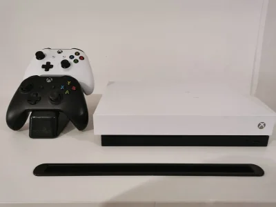 prodigium - Mam do sprzedania Xbox One x limited white robot edition, kupiony w listo...