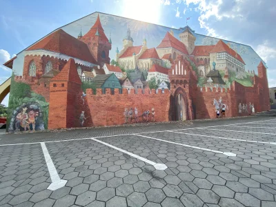 razor6565 - W Pyzdrach (WLKP) mural przedstawia dzieje miasta, obok jest tablica z op...