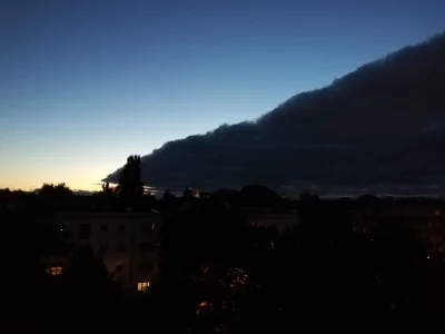 michal7 - Fajny klin się zrobił z chmur nad #krakow