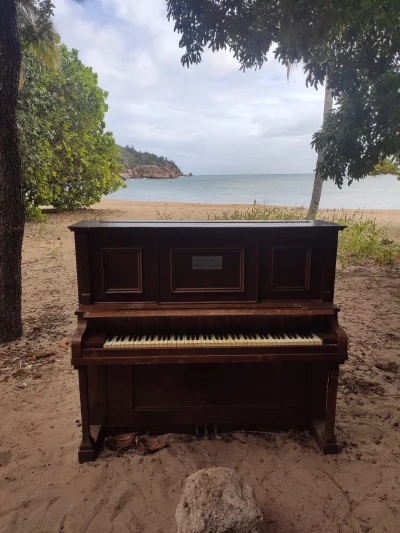 bloomber - Całkiem przyjemnie pograć sobie na pustej plaży na dobrze grajacym pianine...