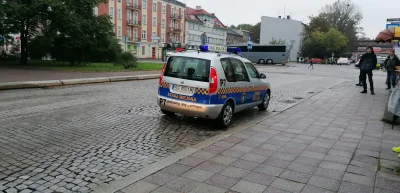 WuDwaKa - Właśnie pomagają zmęczonemu człowiekowi z piwem, który postanowił sobie pol...