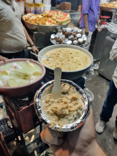 kotbehemoth - Przepyszny uliczny deser na bazie mleka w muzułmańskiej dzielnicy Delhi...