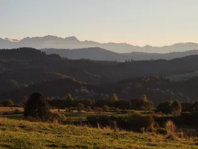 HulajDuszaToLipa - Małe przybliżenie. Widać fajne skałki nad zalewem, ale niestety te...