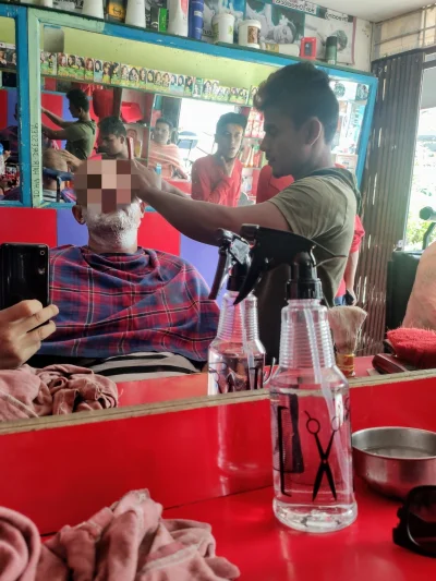 kotbehemoth - Wizyta u lokalnego męskiego fryzjera-golibrody w Nepalu. 

Zarówno w Ne...