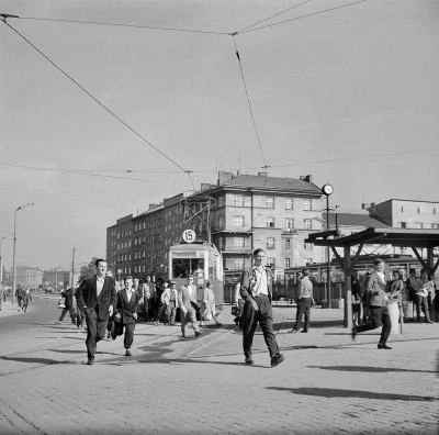 pieczarrra - > Tramwaj linii "15" na Rondzie Mogilskim. Fotografia Henryka Hermanowic...