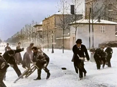 Niemaszracj_idioto - Bitwa na śnieżki 1896

 Snowball fight 124 years ago. Lyon, Fra...