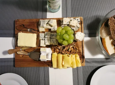 victor89 - Moja deska serów: sery niebieskie, kozie i zolty, winogrona, orzechy wino ...