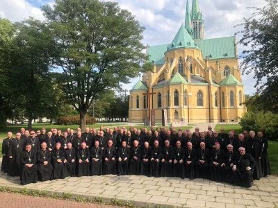 spere - Epidemia koronawirusa. Biskupi obradują bez maseczek i zachowania dystansu. "...