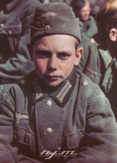 wojna - Ten 13-letni niemiecki chłopiec był jednym z 60 członków Hitlerjugend schwyta...