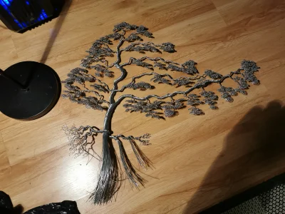 SkorupomaniakSenpai - Kończę duże drzewo bonsai z drutu na ścianę, jutro pokażę efekt...