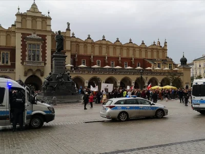 ixem - A w Krakowie na Rynku olewka. Ludzie bez maseczek, policja stoi i się przygląd...