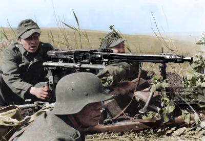 wojna - Niemiecka załoga karabinu maszynowego MG-42 na linii frontu, front wschodni.
...