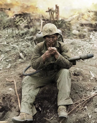 myrmekochoria - Amerykański żołnierz z miotaczem ognia M2-2 podczas walk o Iwo Jimę, ...