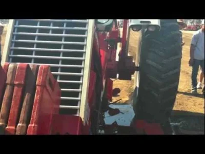 biskup2k - Tutaj mocno zmodyfikowany traktor sam się przeciął na pół, gdy silnik w ni...