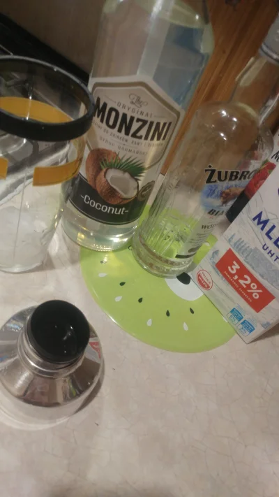 Kocia_mietka - Widze likier, mleko i przypomnialam sobie ze mam jakąś resztke wódki w...