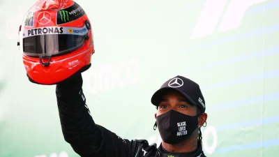 Mothman- - Lewis Hamilton po pokonaniu Michaela Schumachera trzymający w ręce jego gł...