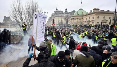 guzieczafryki - > Generalnie spoko, ale pierwszy przykład:
Adwokat Holendra zasłania ...