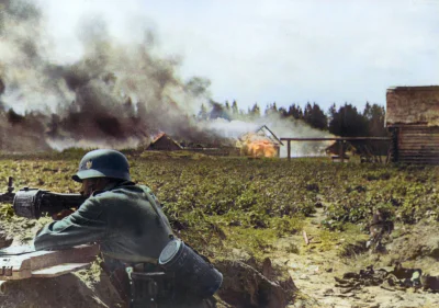 wojna - Akcja przeciwpartyzancka żołnierza niemieckiego strzelającego w okopie z MG-3...