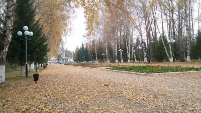 ff_91 - W Zyrianowsku (Kazachstan) przed pomnikiem Lenina jest park, a w parku - pomn...