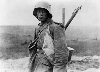 brusilow12 - Młody niemiecki żołnierz w czasie bitwy nad Sommą, 1916 rok 

#fotohis...