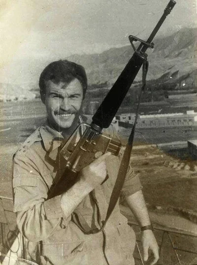myrmekochoria - Radziecki oficer ze zdobycznym M16 (z mudżahedina) podczas wojny w Af...