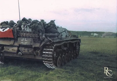 wojna - Niemieccy żołnierze przemieszczjący się na dziale szturmowym StuG III Ausf.C ...