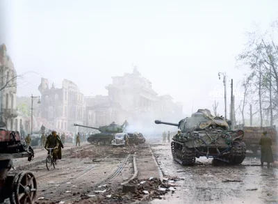 wojna - Radzieckie czołgi ciężkie IS-2 w pobliżu Bramy Brandenburskiej po upadku Berl...