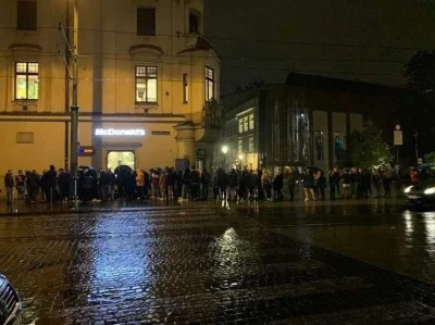 blabusna666 - Oto kolejka do klubu Prozak 2.0 w Krakowie. Od północy Krk jest w czerw...