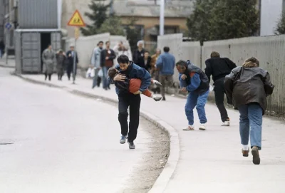 myrmekochoria - Bośniak biegnie ze swoim dzieckiem przez aleję snajperów, Sarajewo 11...
