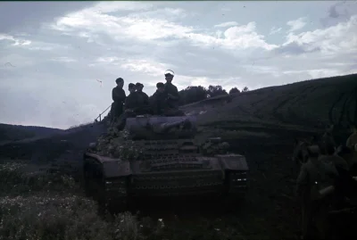 wojna - Niemieccy żołnierze na czołgu średnim Panzer III w w rejonie Biełgorodu, Fron...