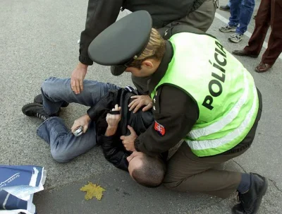 dzieju41 - Delikatne obchodzenie się z protestującymi przeciw obostrzeniom na Słowacj...