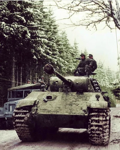 wojna - Niemiecki czołg Panzer V 'Pantera' w drodze na front, podczas bitwy o Ardeny....