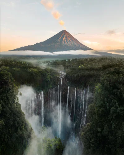 Turnam - Wodospad Tumpak Sewu na tle wulkanu Semeru, Indonezja #earthporn