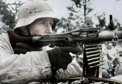 wojna - Strzelec MG ze swoim MG 34 podczas działań na froncie Narwy, Estonia.

luty 1...