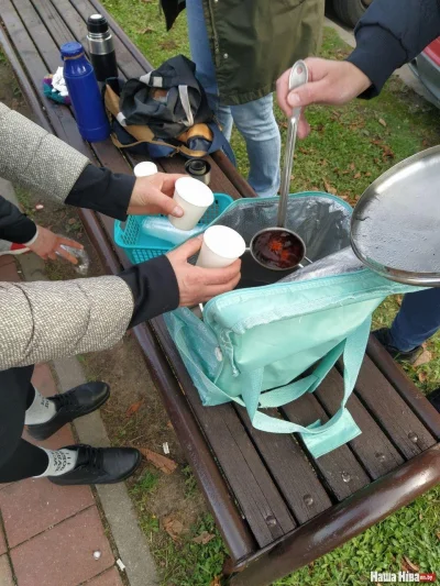 Polasz - Mieszkańcy bloków przy alei Partyzansky przynosili protestującym gorącą herb...