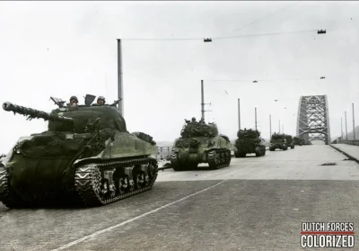 wojna - Kolumna Brytyjskich czołgów Sherman przekracza most Waal w Nijmegen, podczas ...