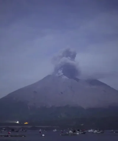 cheeseandonion - Erupcja wulkanu Sakurajima

#wulkany #natura