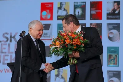 missolza - @wiemwszystko: Kaczyński wręczył nagrodę Wildsteinowi. Bez maseczek i dyst...